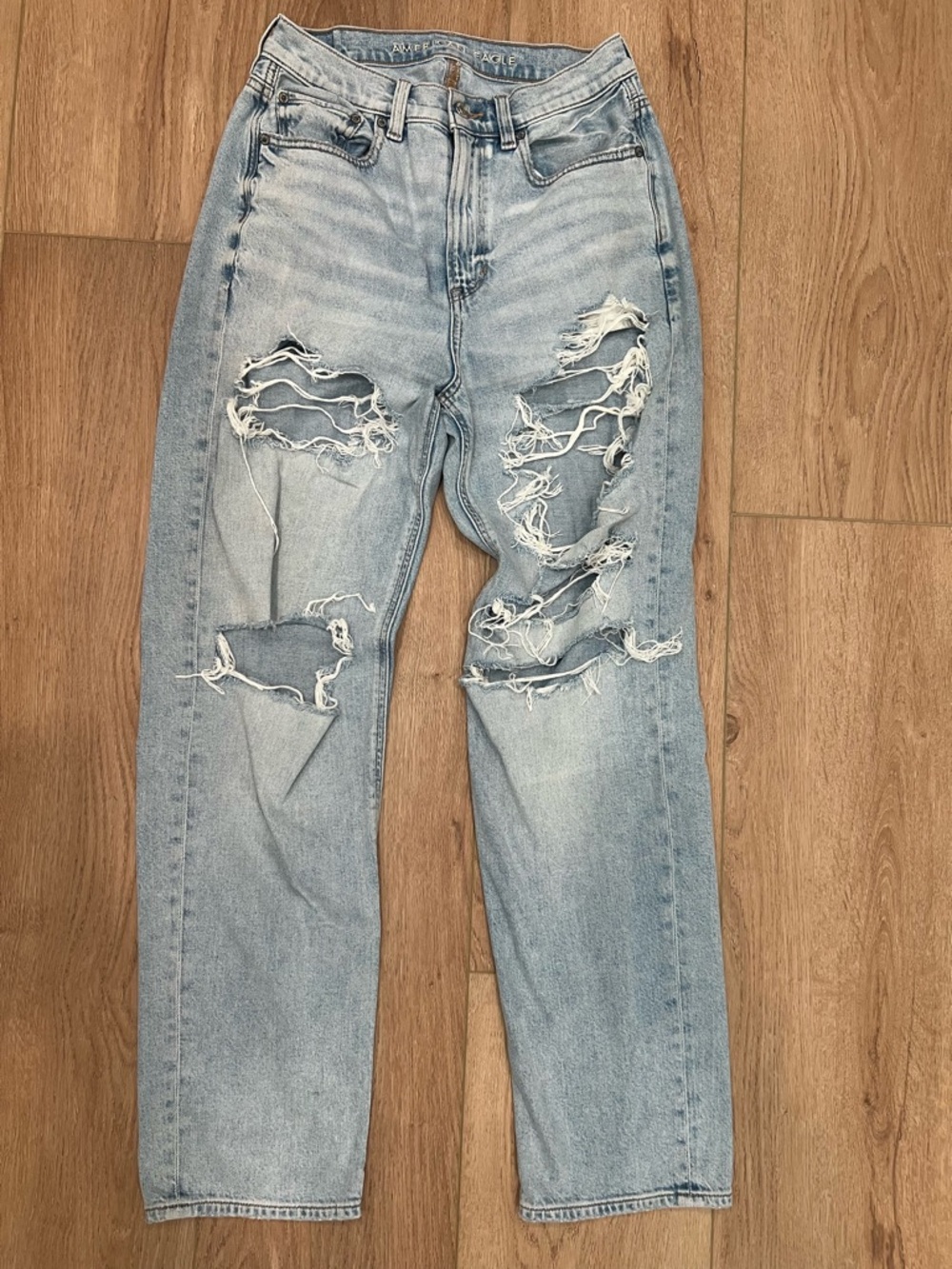 American Eagle Outfitters Baggy Jean Ripped Jeans Women’s size 4 short